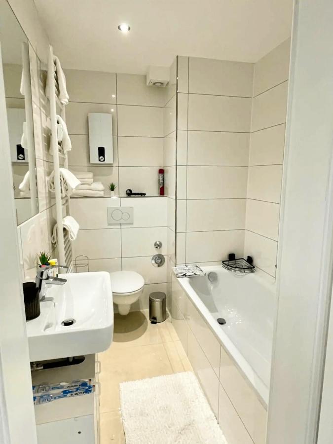 Cozy Apartment With Kitchen + Balcony New! Essen Luaran gambar